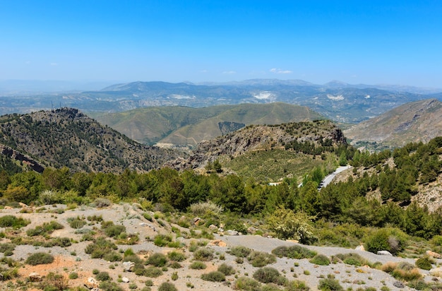 Letni krajobraz górski (Park Narodowy Sierra Nevada, niedaleko Granady, Hiszpania).