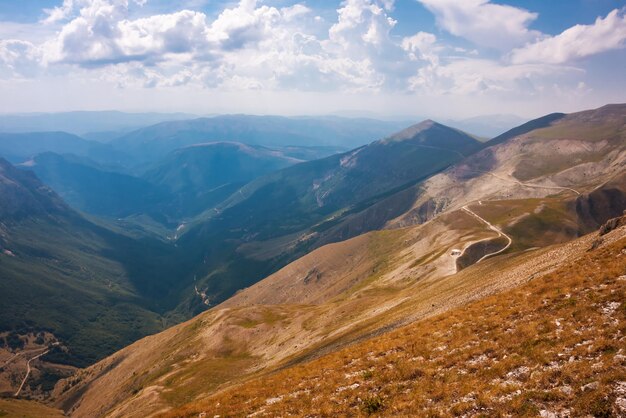 Letni krajobraz górski piękna przyroda we Włoszech