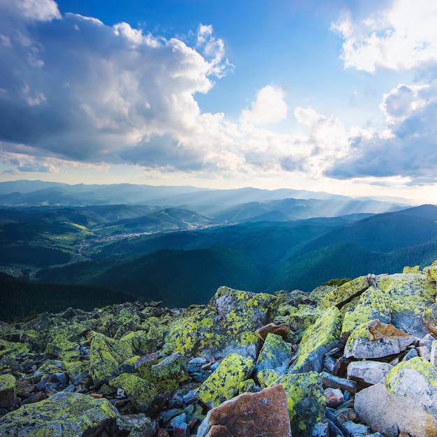 Letni krajobraz Karpat z dramatycznymi chmurami i omszałymi kamieniami