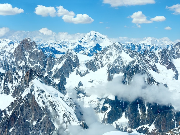 Letni krajobraz masywu górskiego Mont Blanc. Widok z góry Aiguille du Midi, Francja.