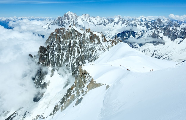 Letni krajobraz masywu Mont Blanc (widok z góry Aiguille du Midi, Francja). Nie wszyscy ludzie są rozpoznawalni.