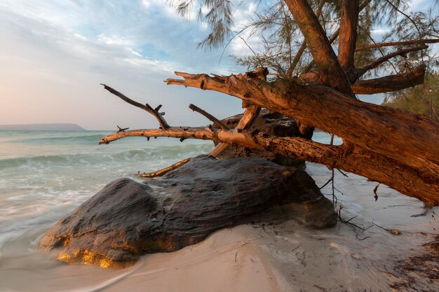 Letni krajobraz morski na tropikalnej wyspie Koh Rong w Kambodży