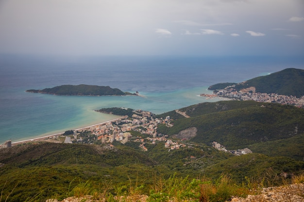 Letni krajobraz panoramy wybrzeża Riwiery Budva w Czarnogórze widok ze szczytu górskiej drogi