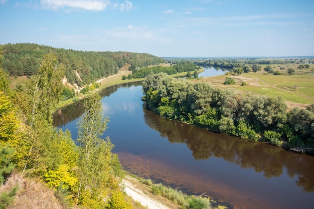 Letni krajobraz rzeki z małej góry