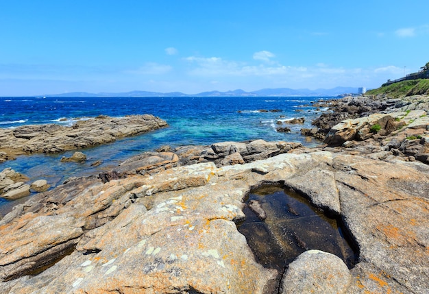 Letni krajobraz skaliste wybrzeże Oceanu Atlantyckiego (Galicja, Hiszpania).