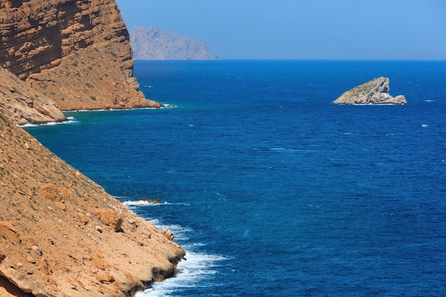 Letni krajobraz skalistego wybrzeża Morza Śródziemnego (w pobliżu Benidorm, Costa Blanca, Alicante, Hiszpania).