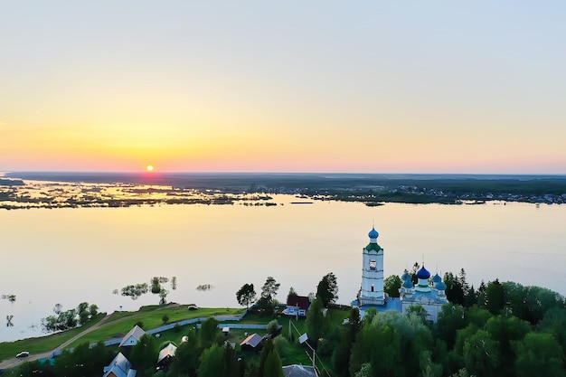 letni krajobraz w rosji zachód słońca, kościół nad brzegiem rzeki chrześcijaństwo ortodoksja