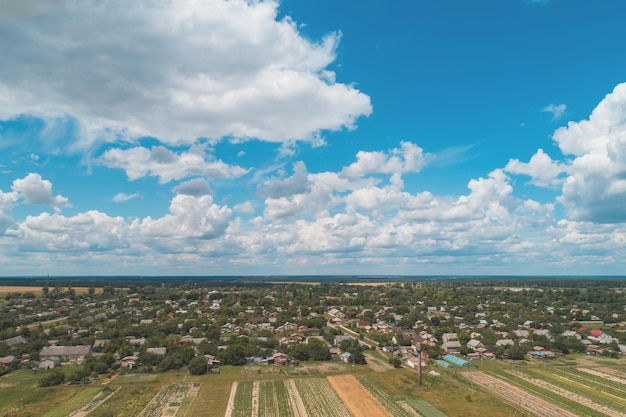 Letni krajobraz wiejski Widok z lotu ptaka Widok na wieś i pola uprawne z pięknym niebem