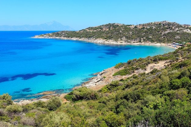 Letni krajobraz wybrzeża morskiego (Halkidiki, Sithonia, Grecja).