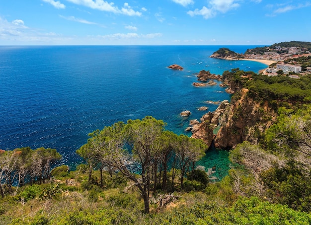 Letni Krajobraz Wybrzeża Morskiego I Miasteczko Rybackie Tossa De Mar Na Costa Brava, Katalonia, Hiszpania.