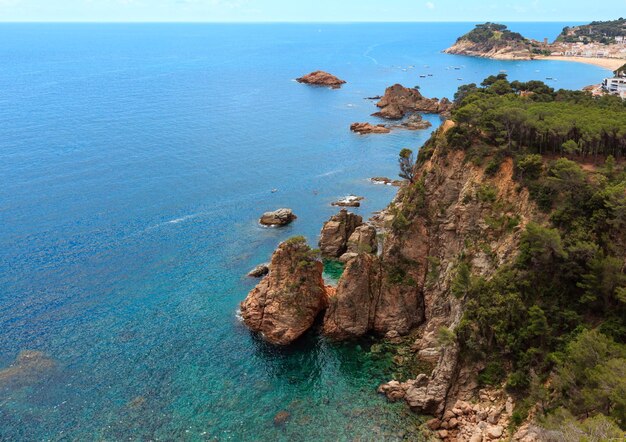 Letni Krajobraz Wybrzeża Morskiego I Miasteczko Rybackie Tossa De Mar Na Costa Brava, Katalonia, Hiszpania.