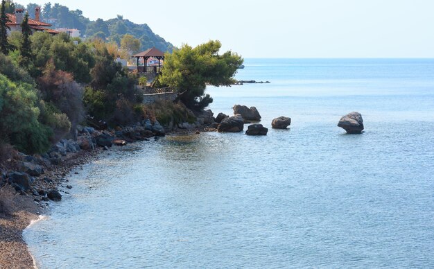 Letni krajobraz wybrzeża morskiego rano (półwysep Kassandra, Halkidiki, Grecja).