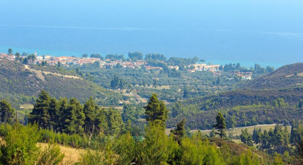 Letni krajobraz wybrzeża morskiego rano (półwysep Kassandra, Halkidiki, Grecja).