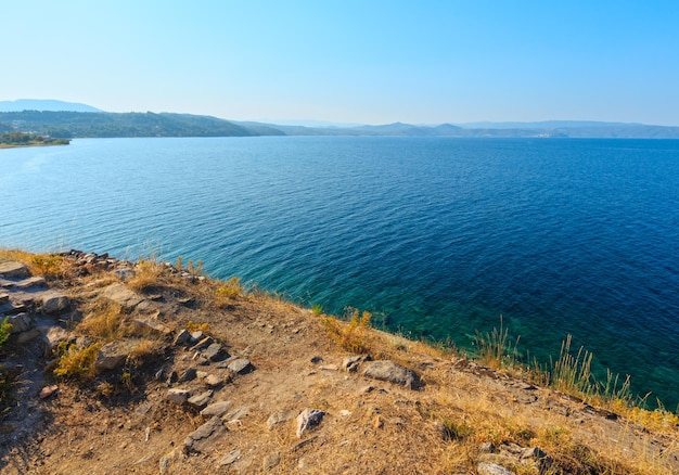 Letni krajobraz wybrzeża Morza Egejskiego (Ormos Panagias, Halkidiki, Grecja).