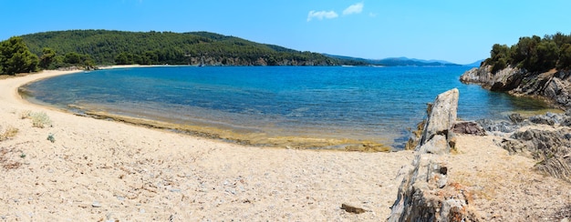 Letni krajobraz wybrzeża Morza Egejskiego z piaszczystą plażą Sithonia Halkidiki Grecja Ludzie są nie do poznania Dwa ujęcia ściegu panorama