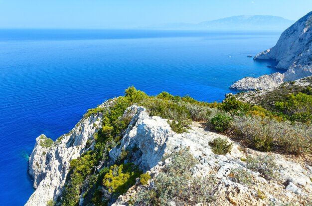 Letni krajobraz wybrzeża Zakynthos, Grecja, w pobliżu zatoki Navagio.