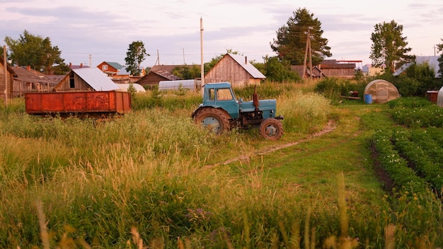 Letni Krajobraz Z Rosyjską Wioską I Ciągnikiem Region Wołogdy