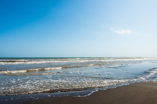 Letni motyw pustej plaży nad morzem