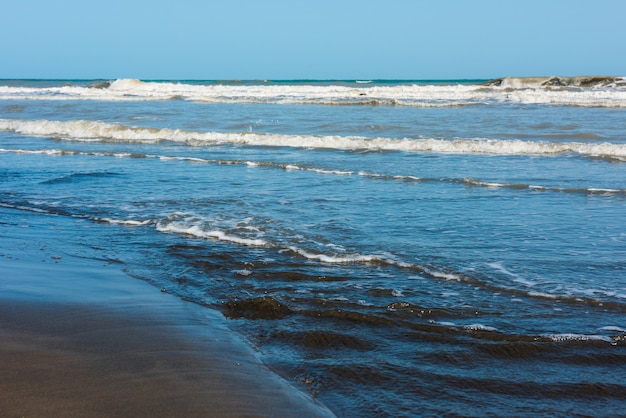 Letni motyw pustej plaży nad morzem