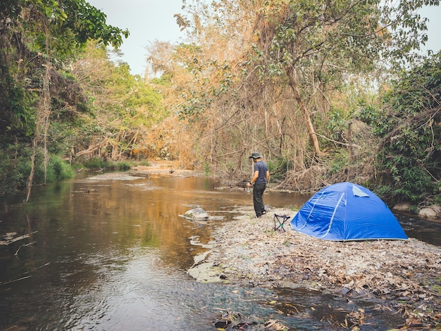 Zdjęcie letni namiot przy strumieniu