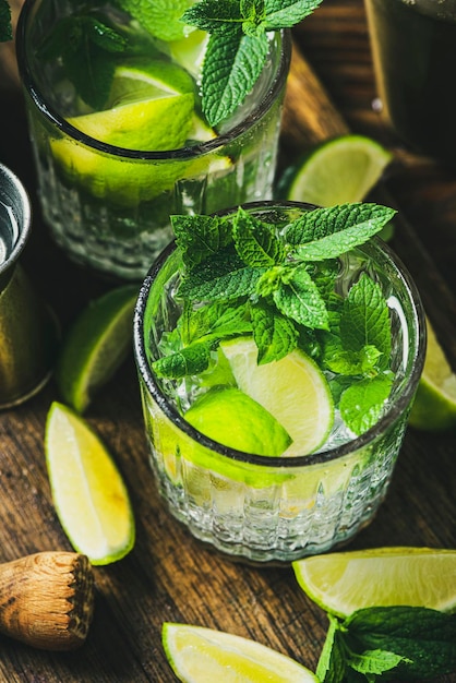 Letni napój Mojito z limonką, miętą i lodem