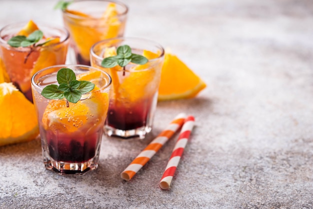 Letni napój z pomarańczy i jagód