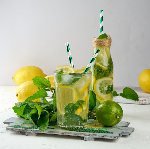 Letni orzeźwiający napój lemoniada z cytrynami, liśćmi mięty, limonką w szklance