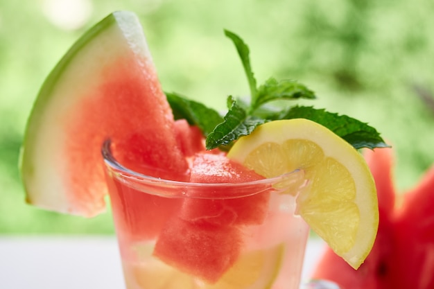 Letni orzeźwiający napój z lodem, kawałkami arbuza, cytryną. Czas letni, drink lato, zbliżenie