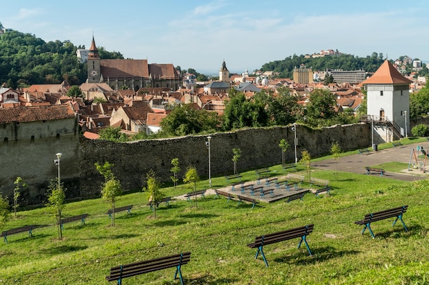 Letni Park Przy Promenada De Sub Tampa Z Widokiem Na Bastion Tkaczy Bastionul Tesatorilor W Braszowie W Rumunii