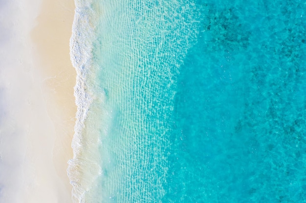 Letni pejzaż morski piękne fale błękitna woda morska w słoneczny dzień Widok z góry z drona Widok z lotu ptaka na morze
