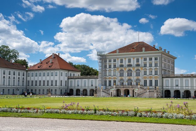 Letni piękny widok na zamek w monachium nymphenburg