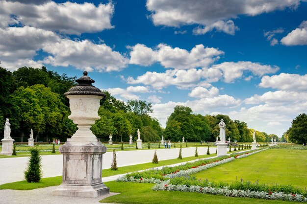 Letni piękny widok na zamek w monachium nymphenburg