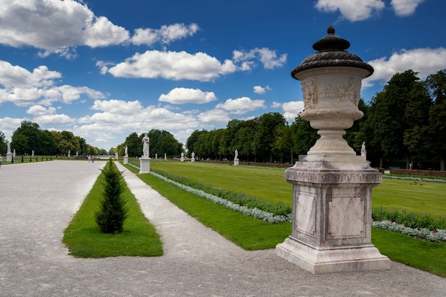 Letni piękny widok na zamek w monachium nymphenburg