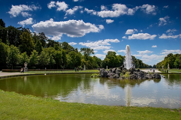 Letni piękny widok na zamek w monachium nymphenburg