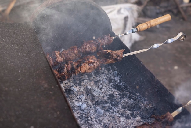 Letni piknik i grill na grillu