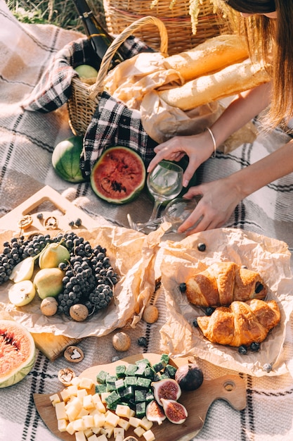 Letni Piknik O Zachodzie Słońca Na Kratę