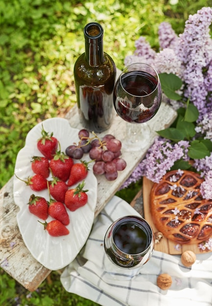 Letni Piknik W Ogrodzie Ciasto Z Winem Owoce I Kwiaty Martwa Natura Wielkanocny Obiad I Stół