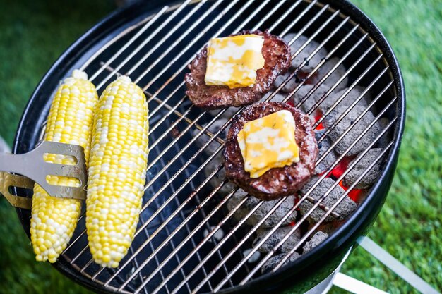 Letni piknik z małym grillem na węgiel drzewny w parku.