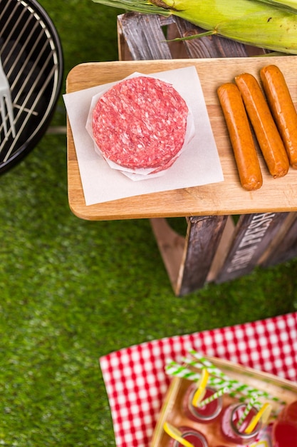 Letni piknik z małym grillem na węgiel drzewny w parku.