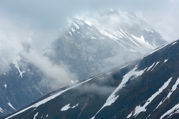 Letni pochmurny krajobraz górski (Przełęcz Oberalp, Szwajcaria)