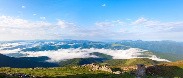 Letni Pochmurny Krajobraz Górski (ukraina, Karpaty). Dwa Strzały Obrazu ściegu.