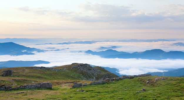 Letni Pochmurny Krajobraz Górski (ukraina, Karpaty)