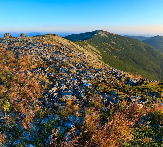 Letni poranek Karpaty góry widok z kamienistego szczytu Ihrovets Mount (Gorgany, Ukraina). Dwa ujęcia ściegu obrazu.