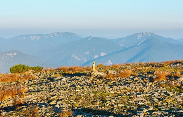 Letni poranek Karpaty góry widok z kamienistego szczytu Ihrovets Mount (Gorgany, Ukraina).