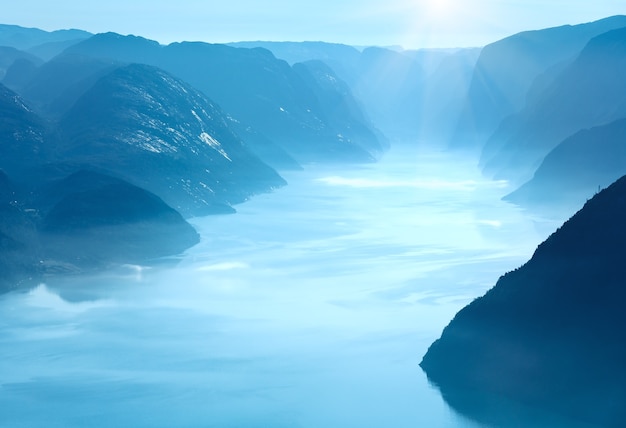 Letni Poranek Mglisty Widok Z Masywnego Klifu Preikestolen (norwegia, Lysefjorden)