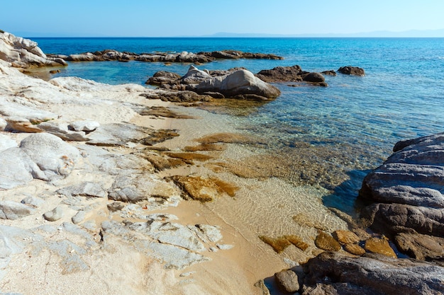 Letni poranek Sithonia skaliste wybrzeże krajobrazu (Chalcidice, Grecja).