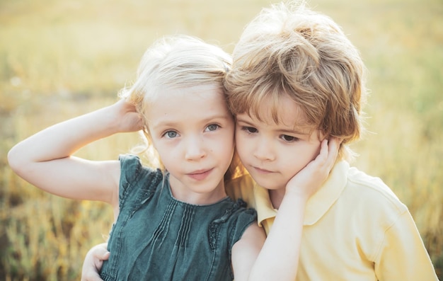 Letni portret szczęśliwego słodkiego dziecka szczęśliwe dziecko na letnim polu urocze dzieci pierwsza miłość dziecko playi