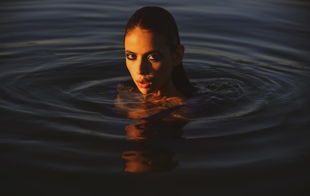 Letni portret zmysłowa dziewczyna w wodzie piękna kobieta moda portret