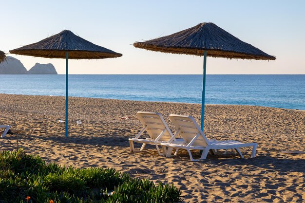 Zdjęcie letni wiatr na spokojnej plaży