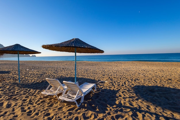 Zdjęcie letni wiatr na spokojnej plaży